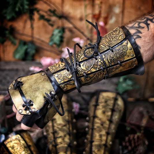 Hand wearing a full samurai bracer and handplate with golden dragon engraving, perfect for fantasy warriors or samurai larp costumes. Made from vegetable-tanned leather, stitched and aged by hand. Ideal for cosplay armor, dragon samurai outfits, or noble martial characters in Eastern-inspired RPGs. The articulated finger protection adds immersive detail. Rugged, flexible, and rich in texture. For costume use only.