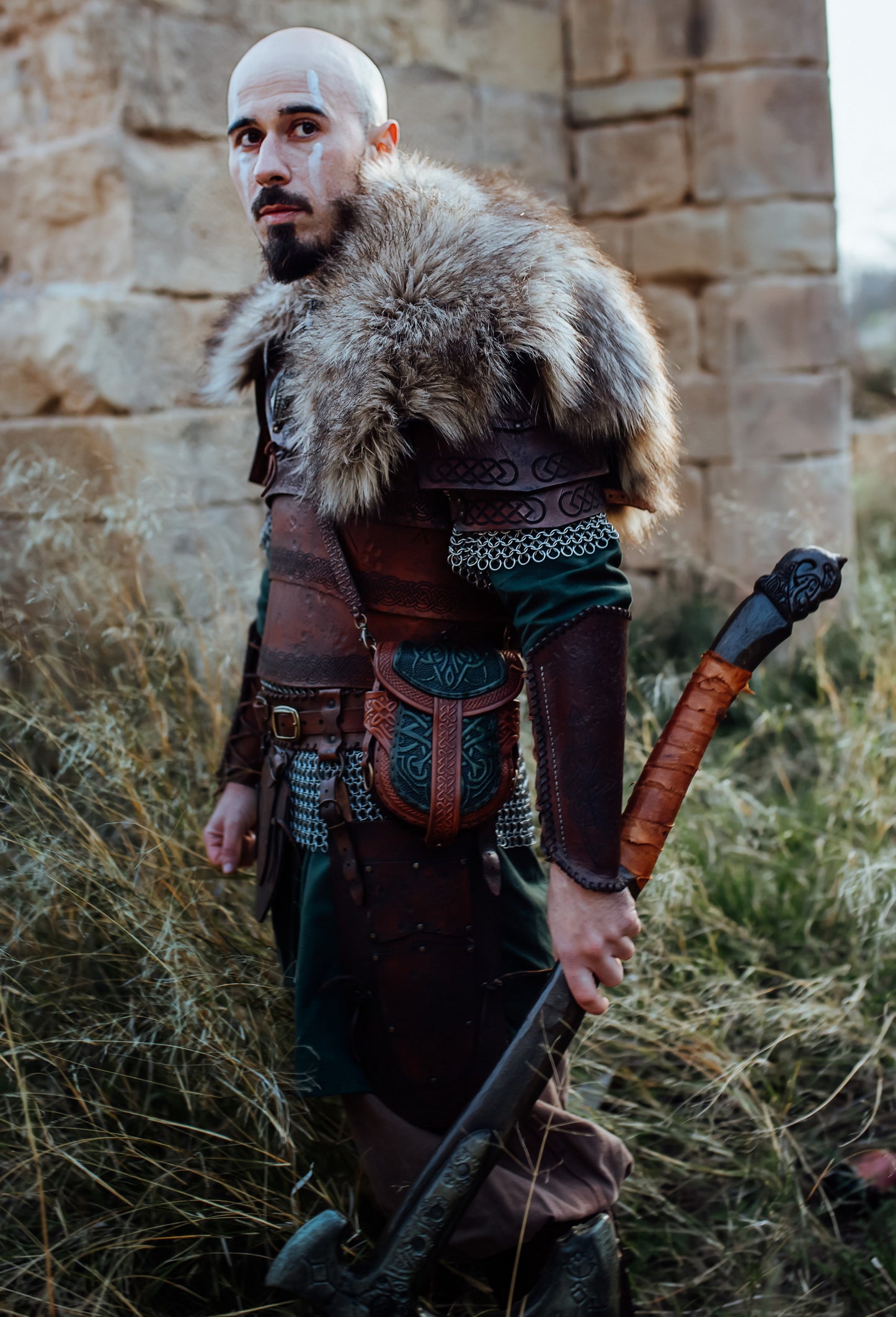 Warrior in leather and chainmail armor with a Celtic green leather bag attached at the hip. The embossed pouch adds function and flair to the costume, ideal for LARP, reenactments, or fantasy fairs. Its durable build and intricate details make it a reliable companion for adventurers. Full outfit blends medieval realism with stylized craftsmanship. A perfect prop and functional piece.