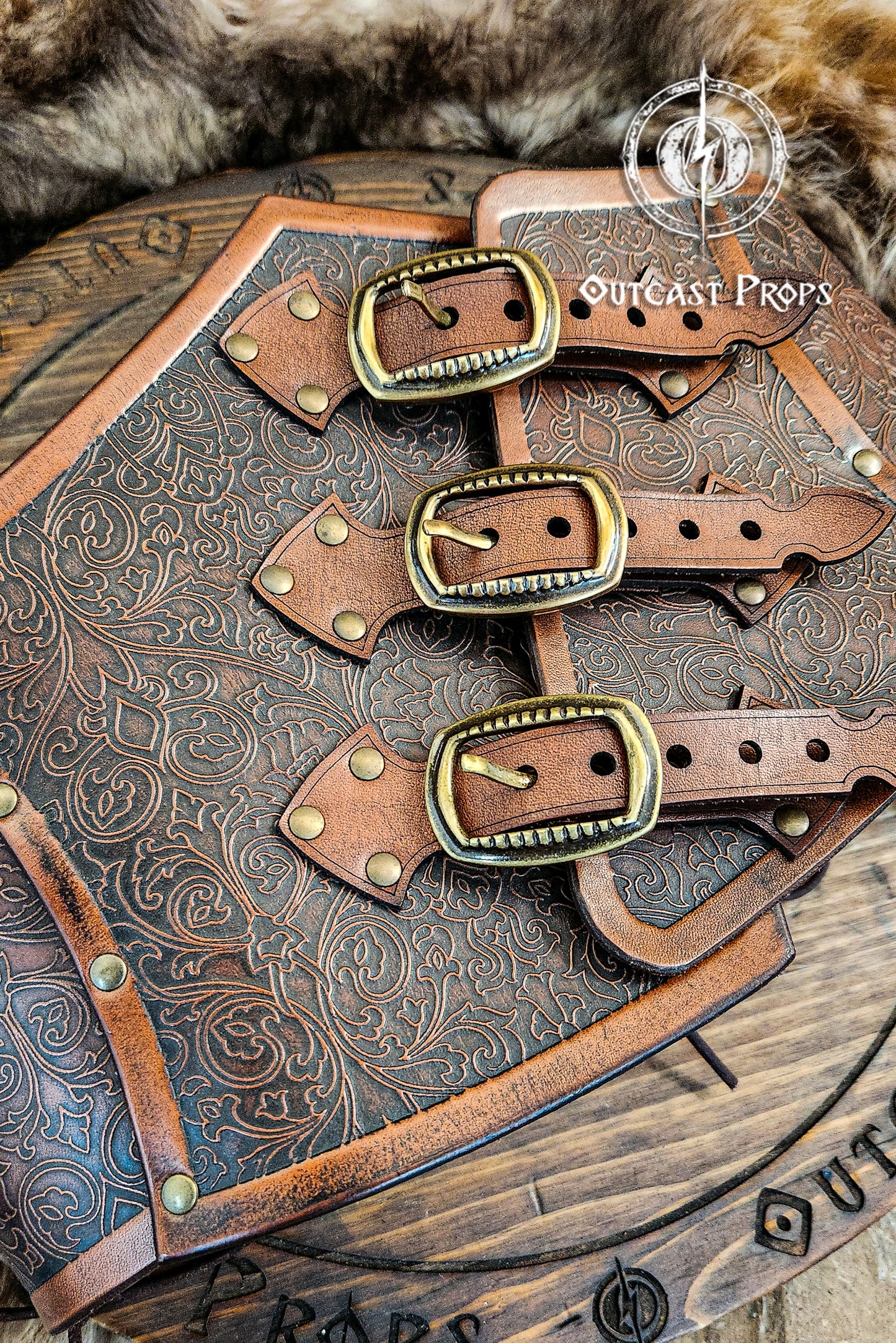 Leather underbust with embossed design and gold buckles on a wooden background. Leather Corset. Elegant underbust por cosplay and larp. Pirate corset. Pirate underbust.