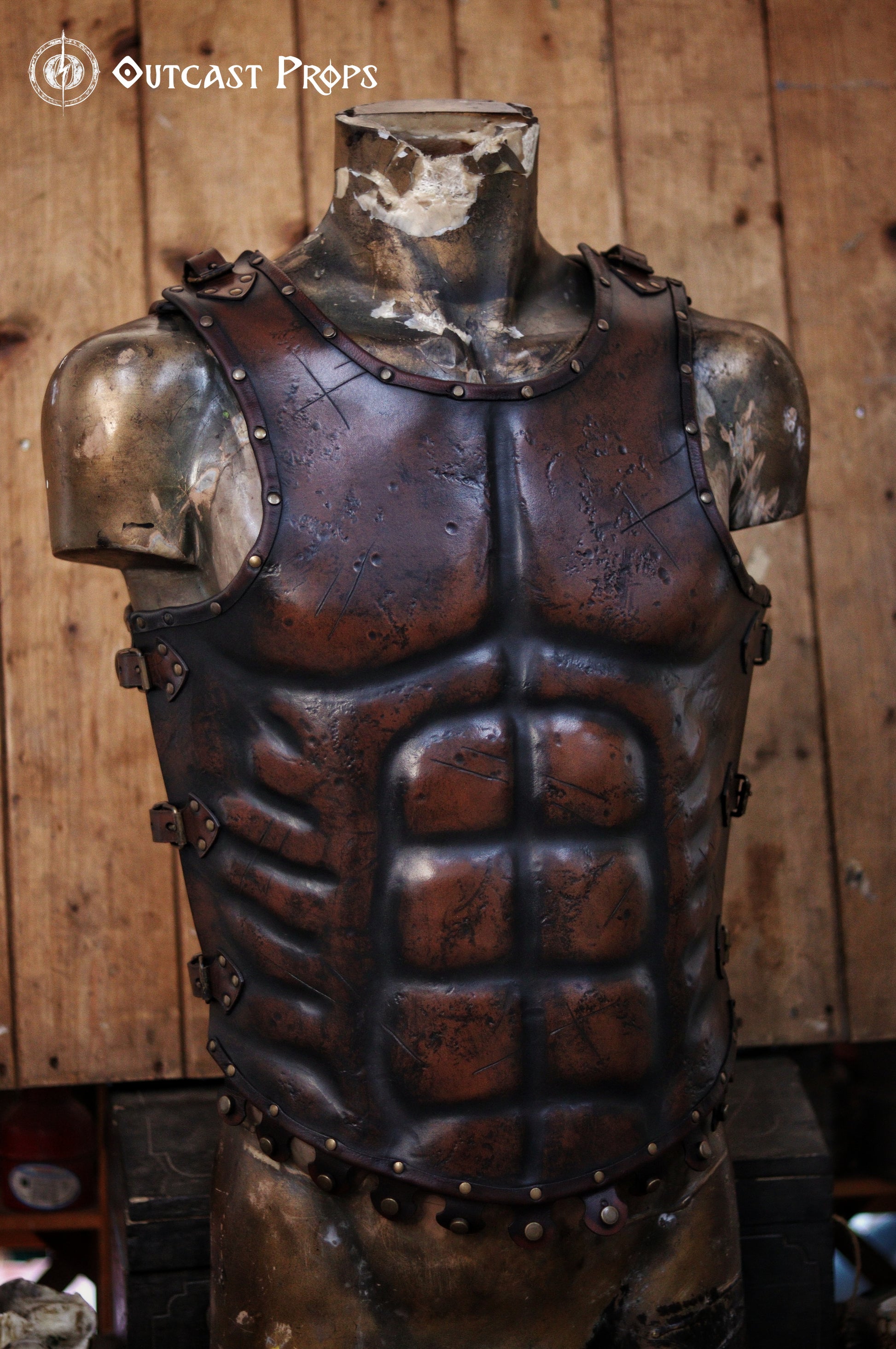 Close-up of the leather Roman gladiator armor, displaying detailed muscle shaping and battle scratches. This musculata cuirass is ideal for LARP events, cosplay warriors, and reenactment fans. Made with vegetable-tanned leather and hand-riveted accents, it mimics the heroic physique of Roman generals and fantasy heroes with striking realism.