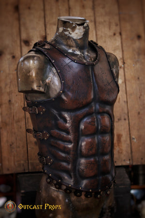Close-up of the leather Roman gladiator armor, displaying detailed muscle shaping and battle scratches. This musculata cuirass is ideal for LARP events, cosplay warriors, and reenactment fans. Made with vegetable-tanned leather and hand-riveted accents, it mimics the heroic physique of Roman generals and fantasy heroes with striking realism.