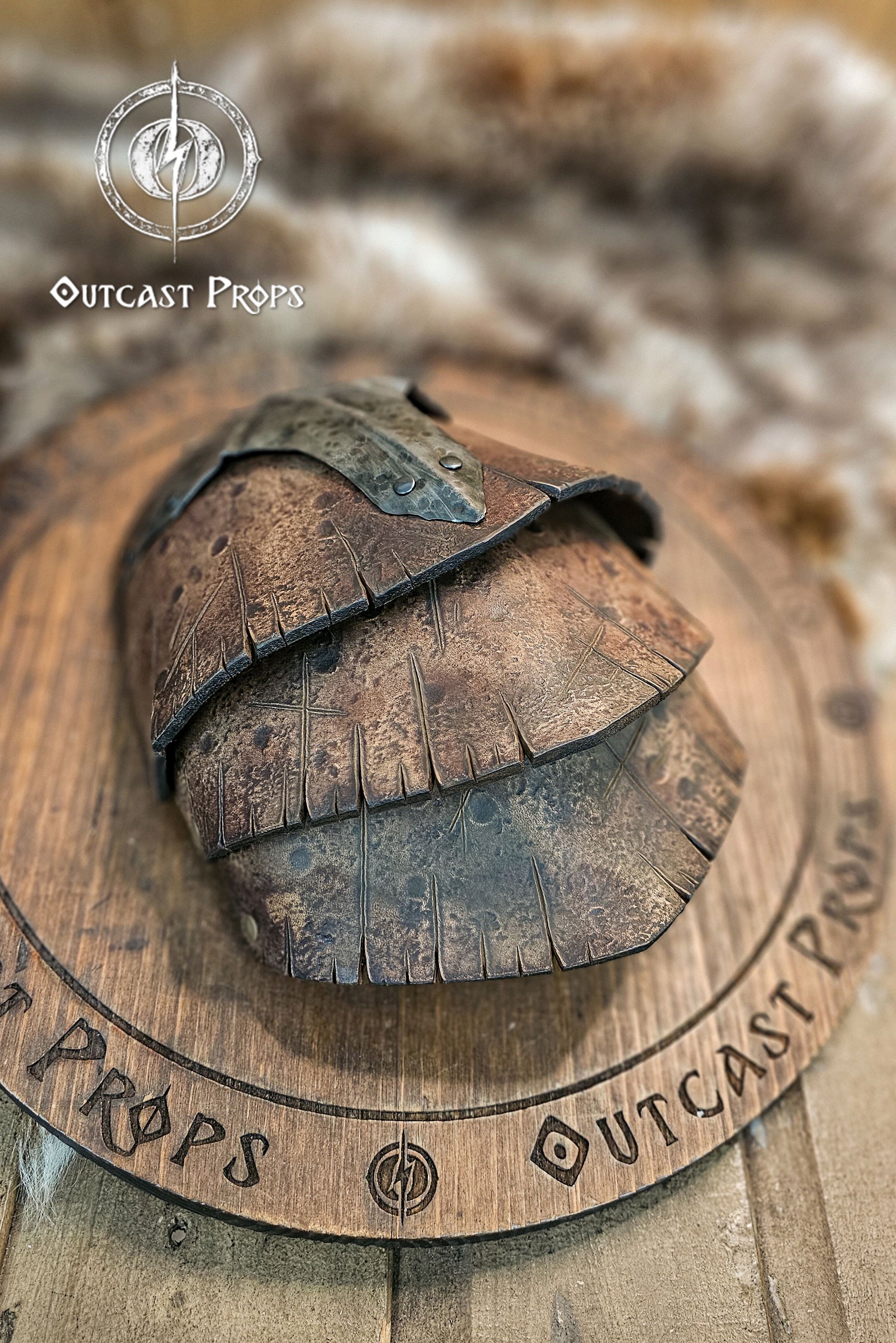 Detailed view of the Ork leather pauldron highlighting the carved textures and layered structure. The weathered brown leather and riveted metal plate evoke the brutal beauty of Viking warriors and orcish armor craftsmanship. Ideal for LARP, cosplay, or post-apocalyptic outfits. Each piece is hand-painted and aged by Outcast Props for a cinematic, realistic finish.