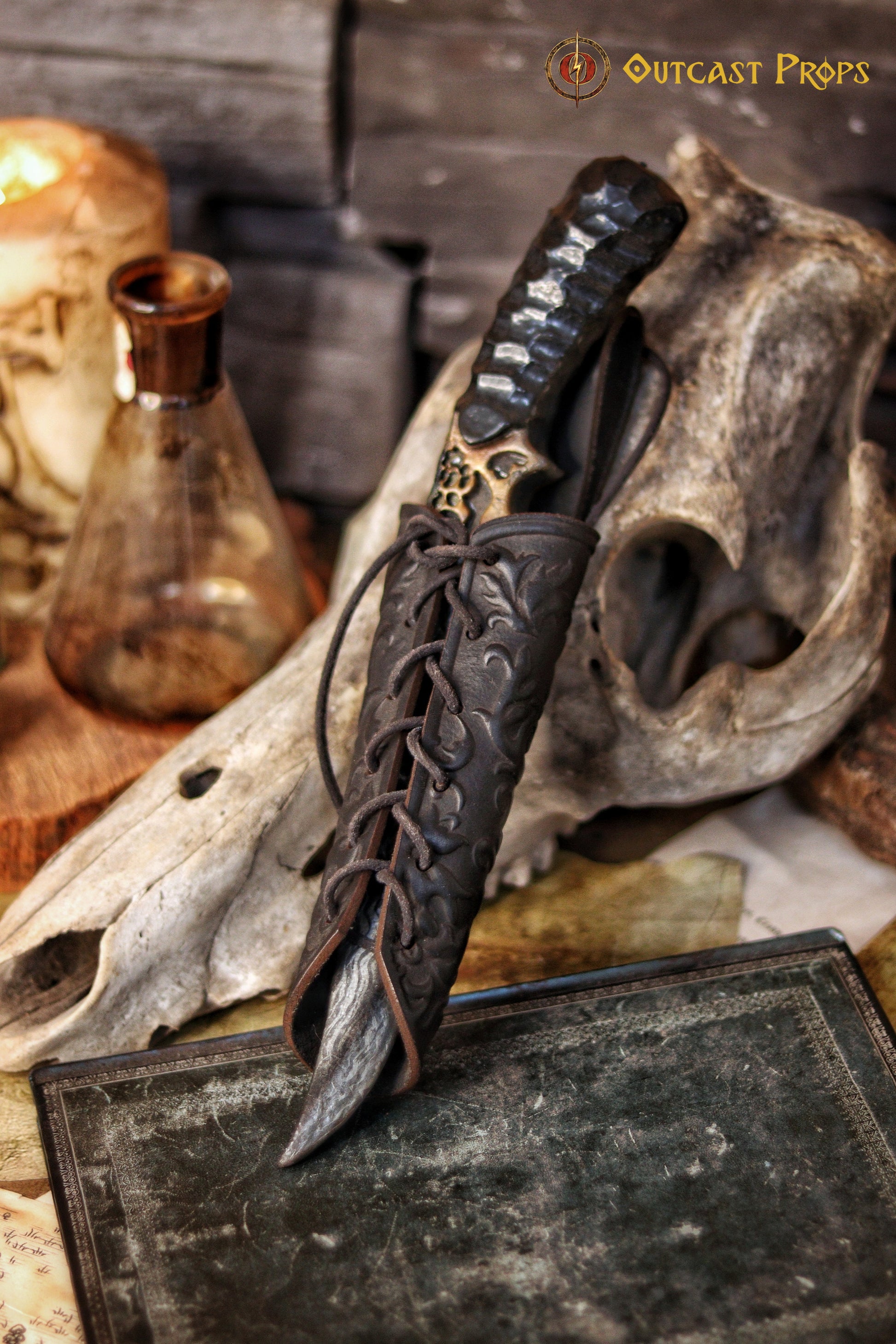 Handmade leather dagger sheath | Ornate LARP scabbard | Viking, medieval, fantasy belt holster for daggers | Ren Faire cosplay accessory