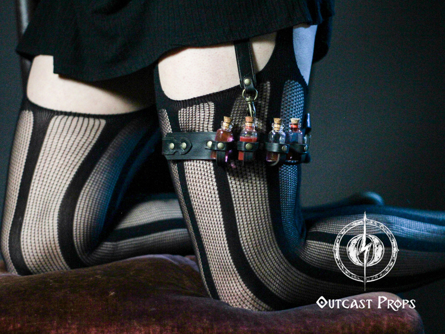 Potion Garter Holster made of natural leather with bottles. Larp. Steampunk. Witch. Alchemy. Occult. Medieval. Cosplay. Many colors. Unisex.