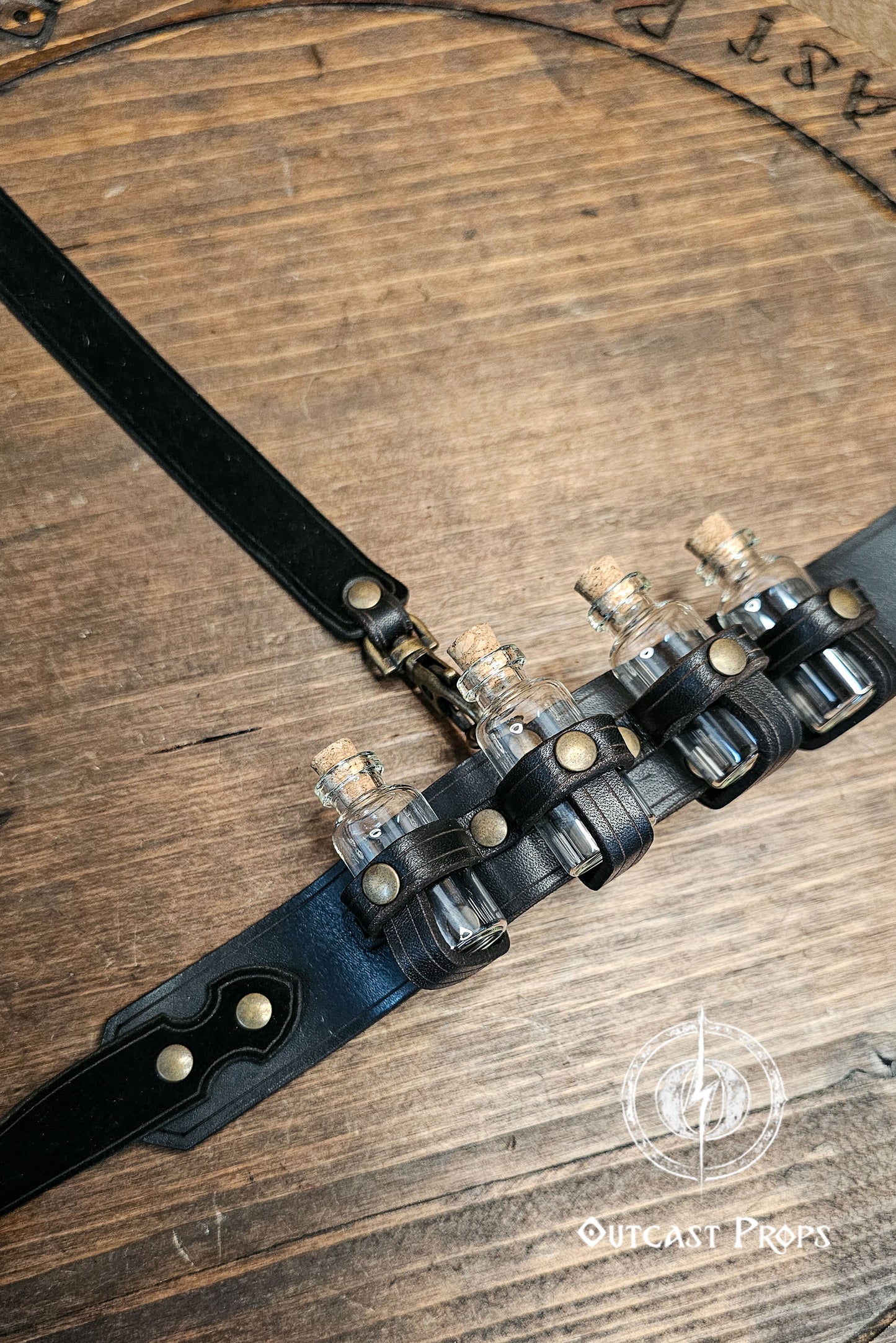 Potion Garter Holster made of natural leather with bottles. Larp. Steampunk. Witch. Alchemy. Occult. Medieval. Cosplay. Many colors. Unisex.