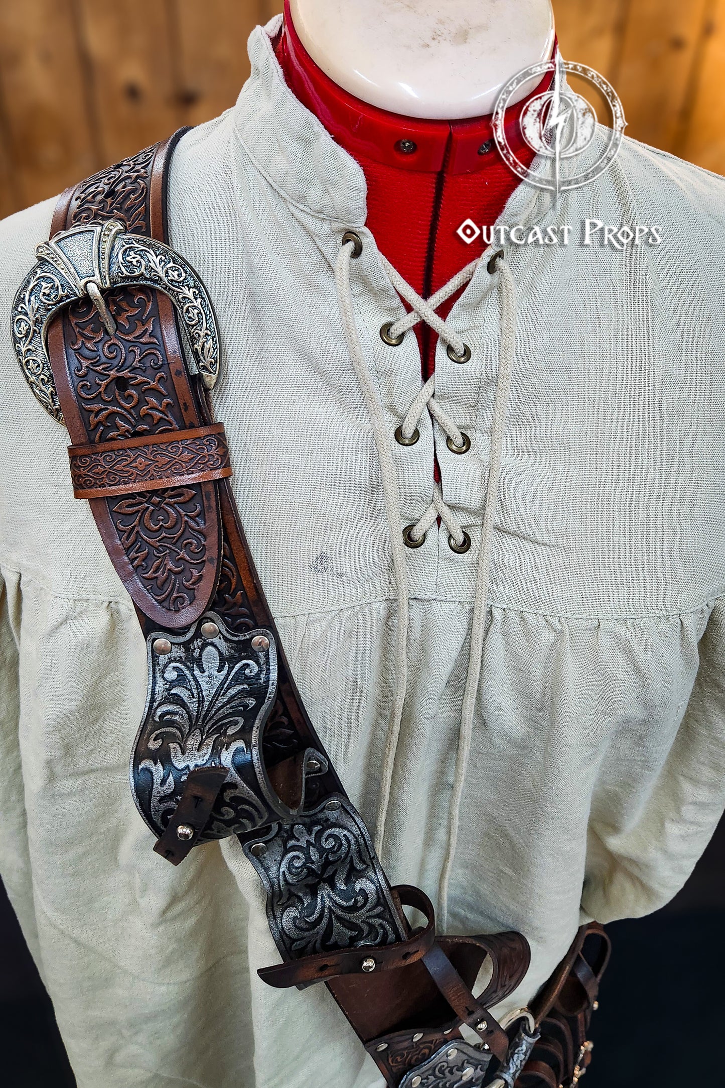 Pirate baldric for 4 flintlock pistols and a sword, inspired by Blackbeard, Anne Bonny, Captain Kidd and Pirates of the Caribbean. Ideal for LARP, Renfaire, renaissance fair, Pirate Weekend, cosplay, Halloween and Black Sails. Silver-engraved leather, handmade with vegetable-tanned leather. Premium pirate shoulder belt for Jack Sparrow costume, historical reenactment and fantasy events. High quality pirate accessory for thewearing a light-colored outfit with a detailed leather strap and decorative elements.