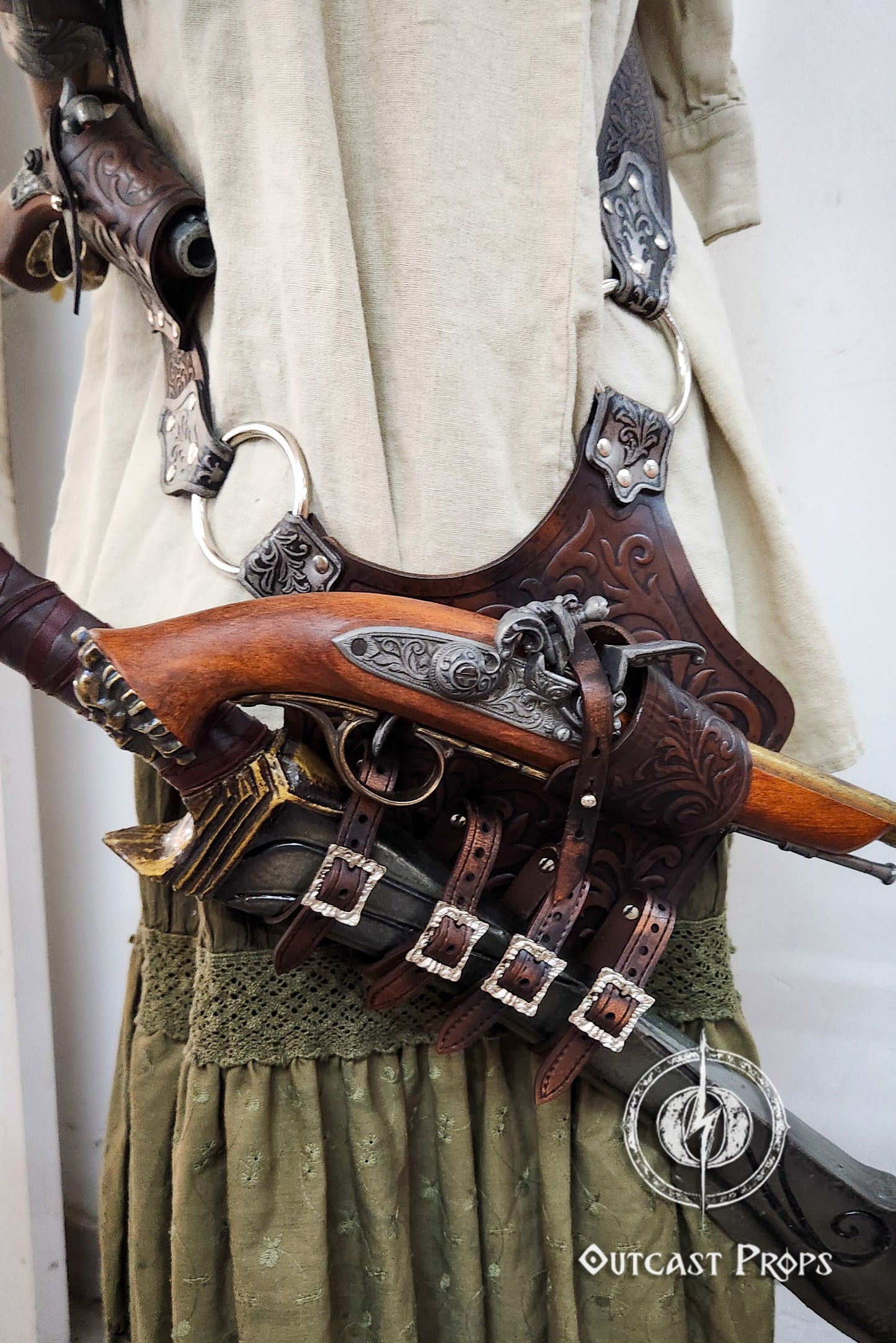 Pirate baldric for 4 flintlock pistols and a sword, inspired by Blackbeard, Anne Bonny, Captain Kidd and Pirates of the Caribbean. Ideal for LARP, Renfaire, renaissance fair, Pirate Weekend, cosplay, Halloween and Black Sails. Silver-engraved leather, handmade with vegetable-tanned leather. Premium pirate shoulder belt for Jack Sparrow costume, historical reenactment and fantasy events. High quality pirate accessory for themed outfits and photoshoots.