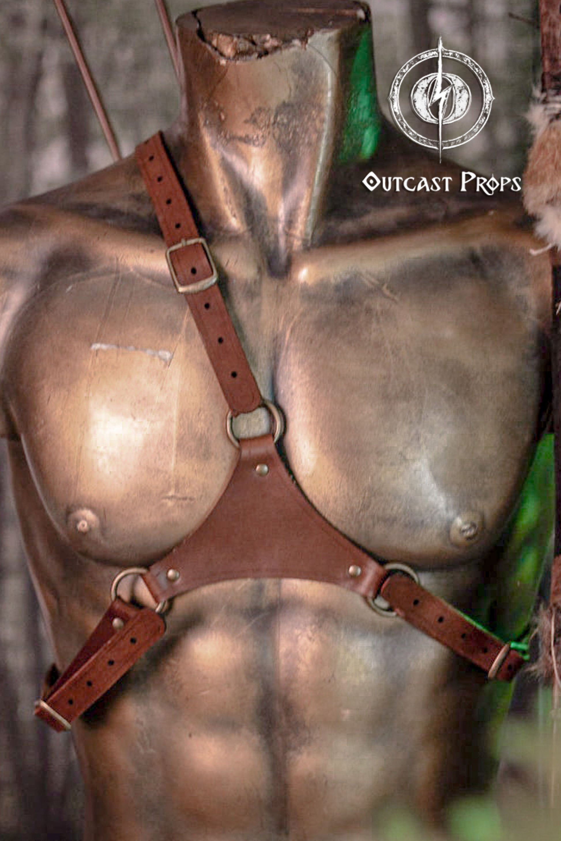 Detailed view of the chest harness that supports the elven leather quiver. Displayed on a bronze-toned torso mannequin, the adjustable straps and O-ring show the secure fit and comfort for cosplay or larp use. Great for leather quiver fans, archery costume setups or fantasy bow and arrow builds. A must-have piece for larp archers or elven warriors.