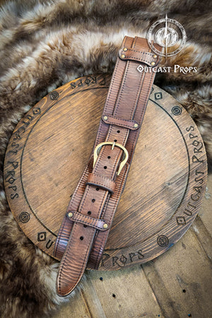 Brown leather belt with gold buckle on a wooden board with 'Ouigast Props' branding. Brown leather belt with brass buckle on a wooden surface, branded 'Outcast Props'. Medieval broadbelt for larp or cosplay. Elegant leather belt. Celtic knot leather belt silver buckle larp belt for ren fair fantasy costume celtic belt unisex leather belt for renaissance outfit