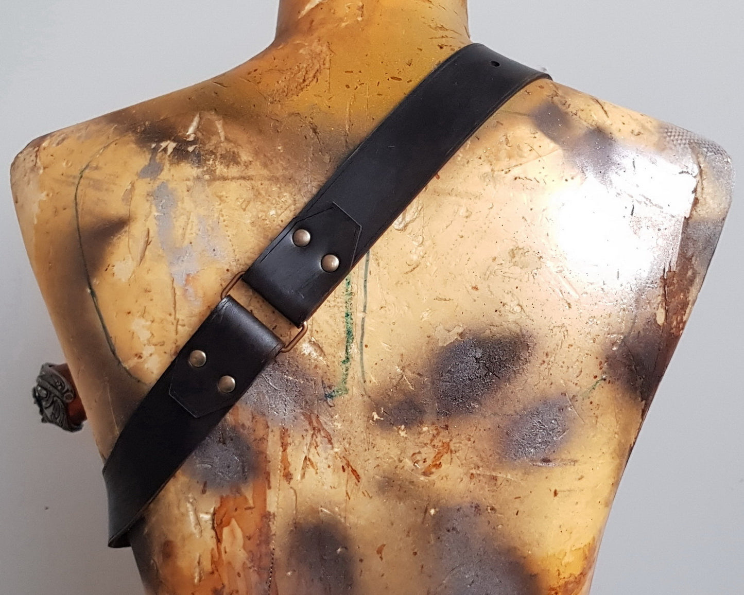 Rear view of a pirate leather baldric on a mannequin’s back. The black strap crosses diagonally, fastened with brass rivets and square buckle. Inspired by Edward Kenway from Assassins Creed Black Flag, this piece completes a full pirate cosplay set. Sturdy and immersive, it’s a must for LARP players or pirate costume enthusiasts.