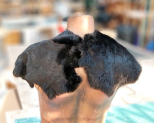 Black Viking fur mantle displayed on a female torso mannequin. The piece features soft natural fur with a handcrafted brown leather clasp at the front. Ideal for barbarian warrior costumes, tribal LARP outfits, or medieval druid cosplay. A rugged, fantasy-inspired shoulder cape perfect for Renaissance fairs, Nordic reenactments, or historical roleplay events. Handmade accessory for cold-weather characters.