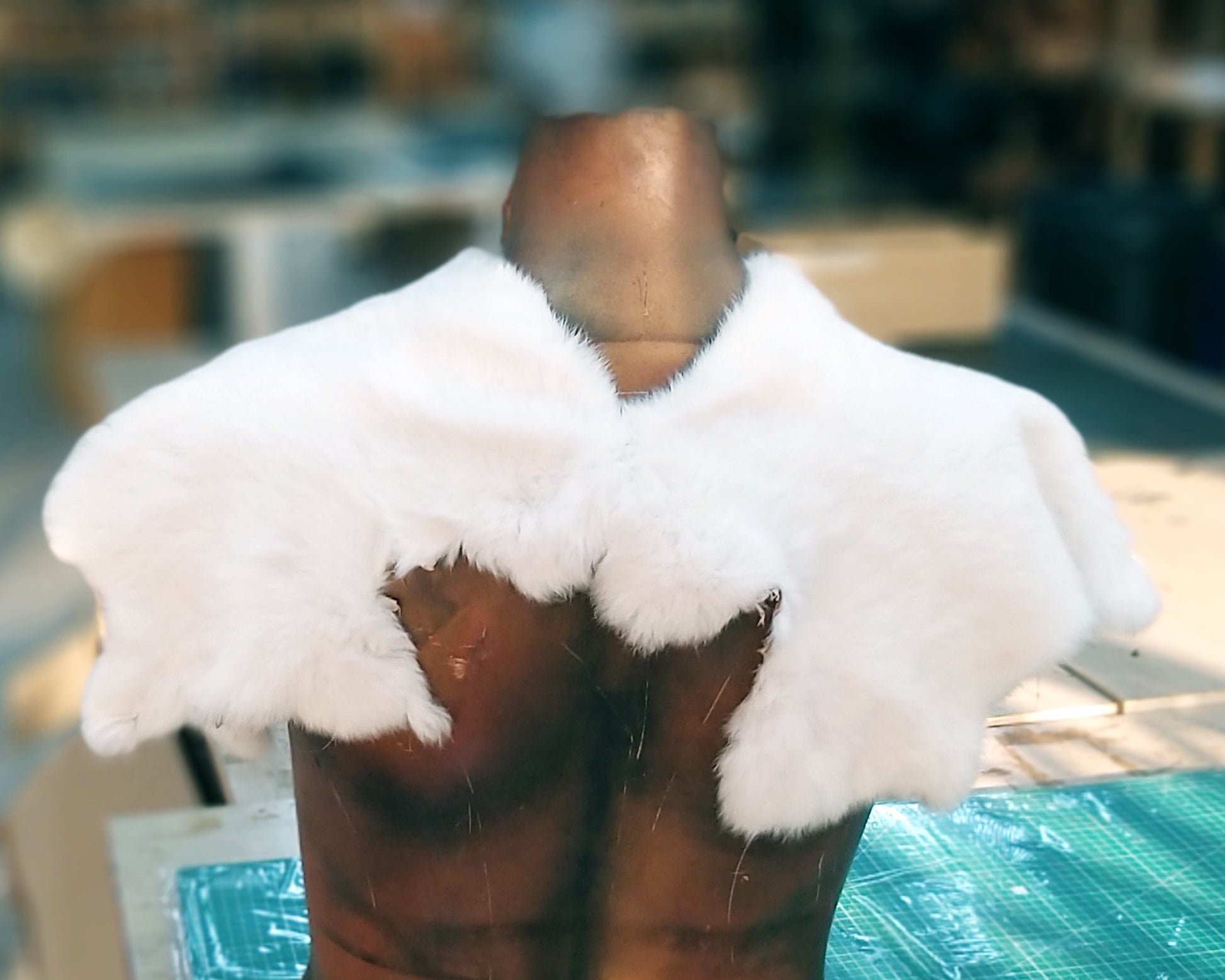 White Viking fur mantle shown on a bust form. The cape is made of light-colored natural fur and fastened with a brown leather clasp. Ideal for winter-themed fantasy characters, LARP druids, elven queens, or Nordic-inspired princesses. A soft, handmade accessory for Renaissance fairs, snowy costume settings or cosplay inspired by Game of Thrones or Norse myths. Light but cozy for cold scenes.