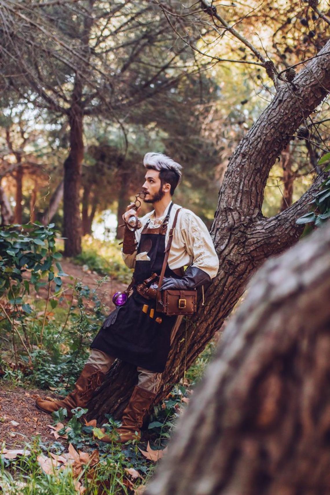 A person wearing a brown leather apron with pockets and a potion holder with glass bottles. Leather Apron, larp Alchemy steampunk crazy scientist mechanics, engineers. With accesories and pockets perfect for Barber