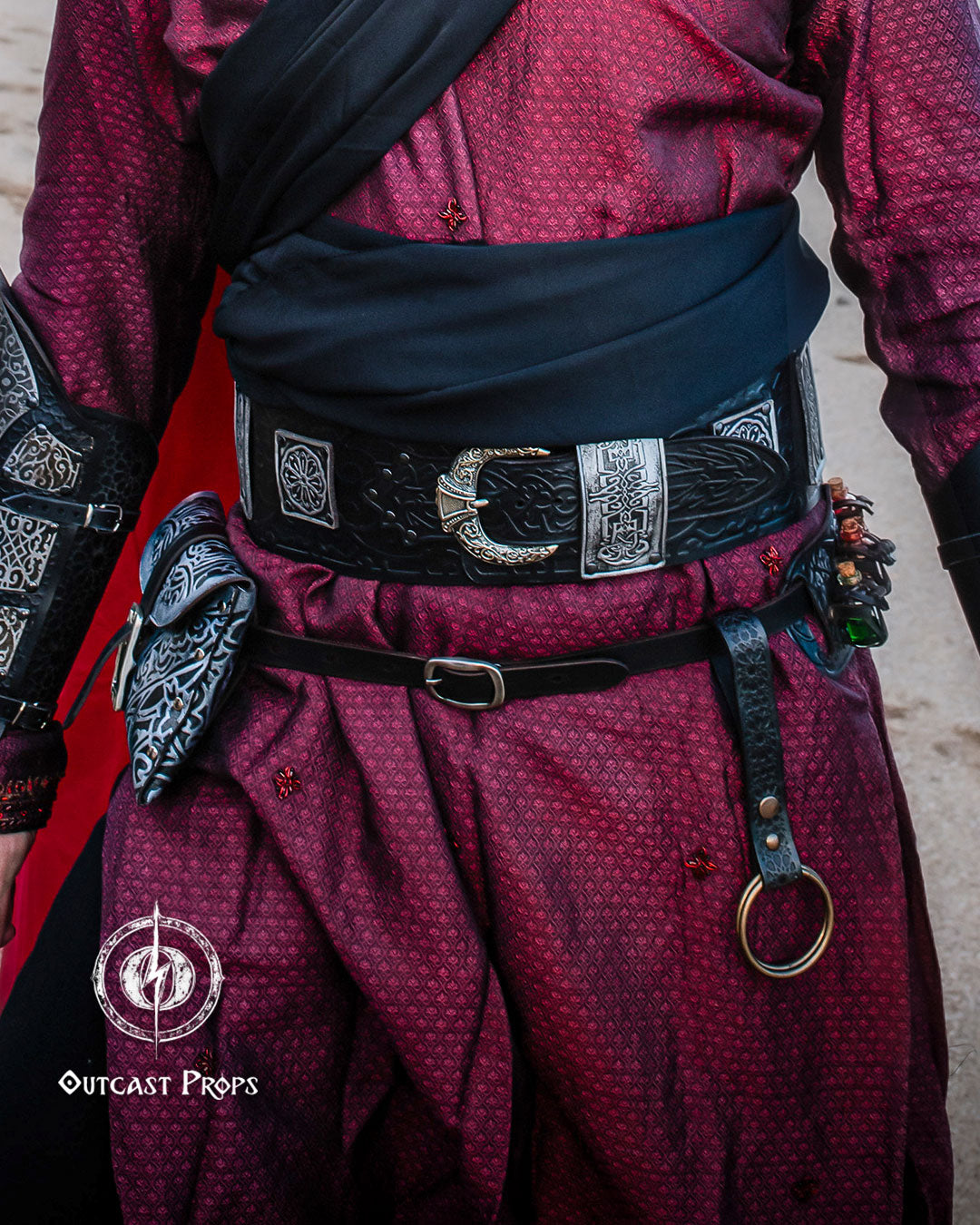 Person wearing a detailed belt with decorative elements and a red garment. 20 Plain leather belt