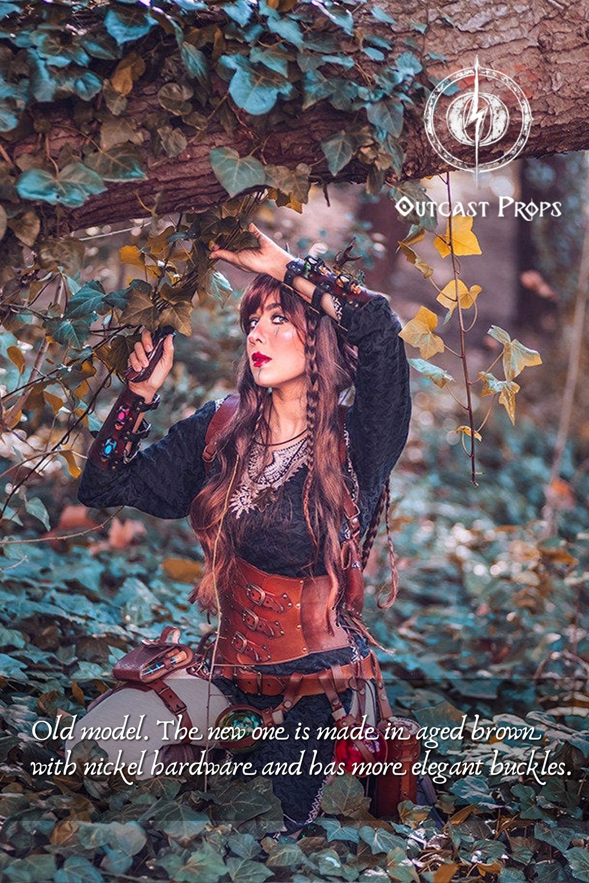 Female adventurer in the forest wearing the old brown leather corset model. The new edition is crafted in aged brown with nickel hardware and more elegant buckles. Designed for witches, alchemists, and fantasy LARP characters, this steampunk waist cincher combines historical style and eco-tanned leather craftsmanship, ideal for renaissance fairs, gothic events, and fantasy festivals.