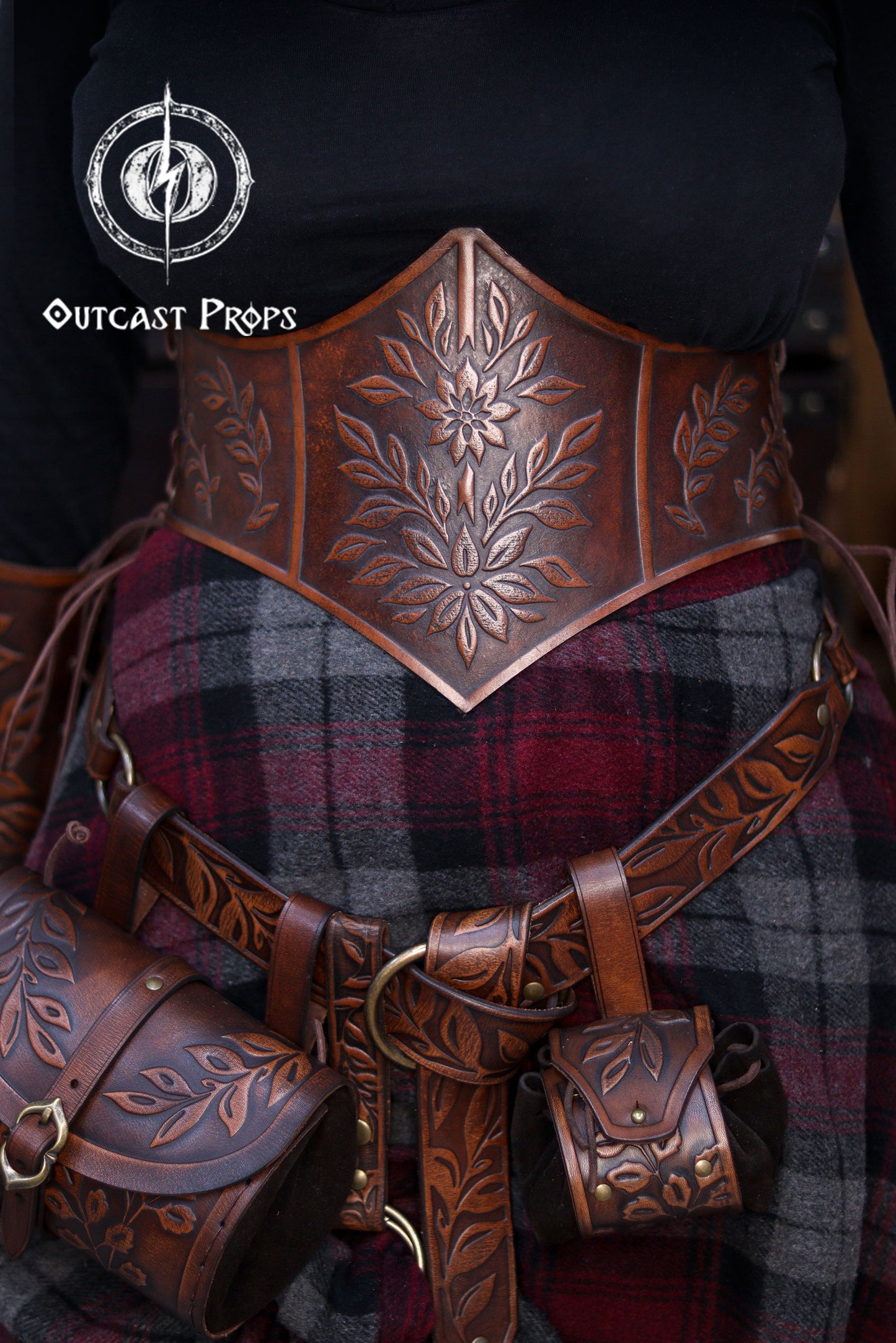 Floral leather coin pouch attached to a wide belt in a full Renaissance Faire outfit, handcrafted in premium vegetable tanned leather with elegant embossed leaves. The set is worn by an elf, herbalist or witch character for LARP, renfaire or medieval events, showing how the pouch hangs securely from the belt loop. Perfect for carrying coins or small items while keeping the aesthetic of elven accessories and renaissance noble costumes.