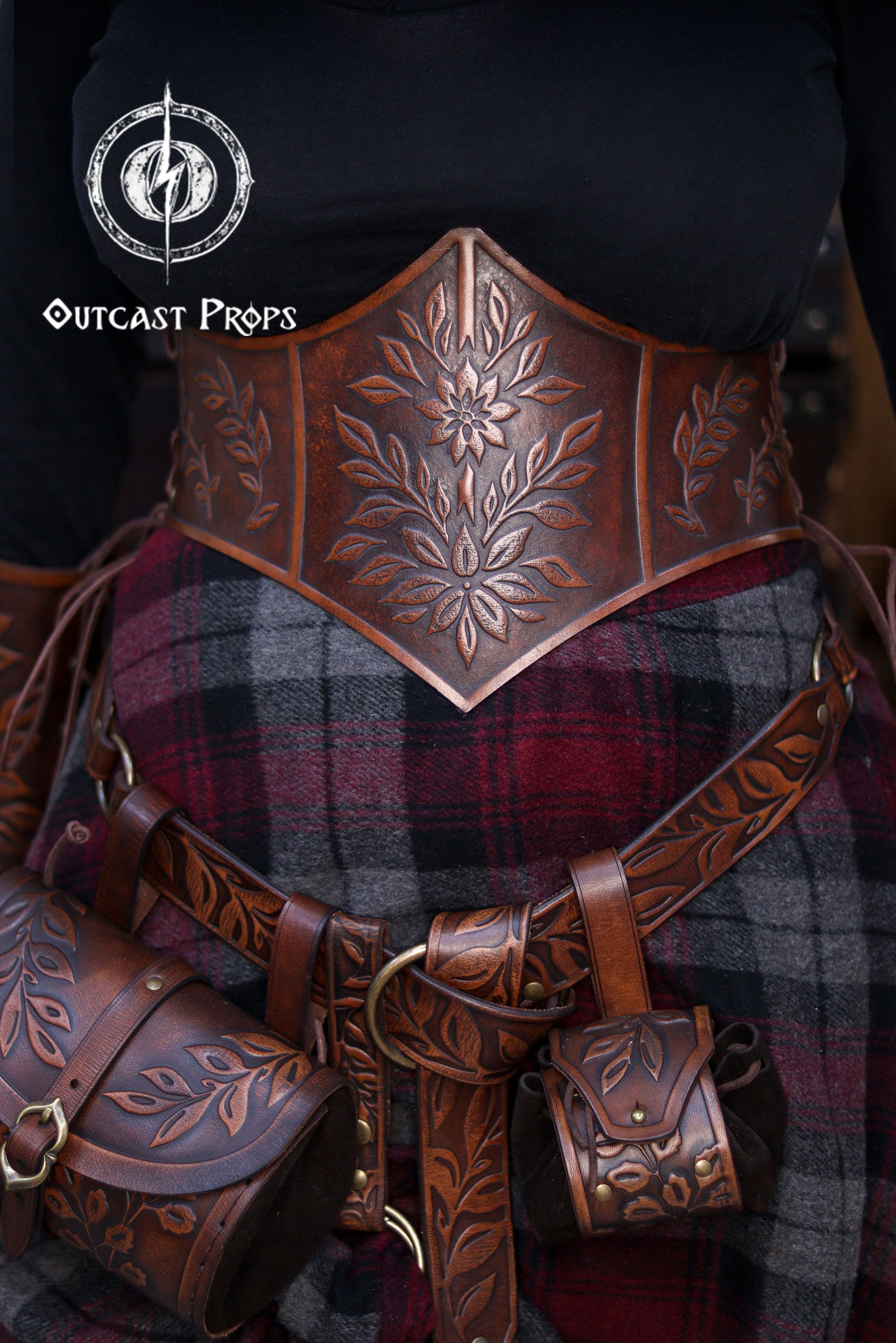 Floral leather coin pouch attached to a wide belt in a full Renaissance Faire outfit, handcrafted in premium vegetable tanned leather with elegant embossed leaves. The set is worn by an elf, herbalist or witch character for LARP, renfaire or medieval events, showing how the pouch hangs securely from the belt loop. Perfect for carrying coins or small items while keeping the aesthetic of elven accessories and renaissance noble costumes.