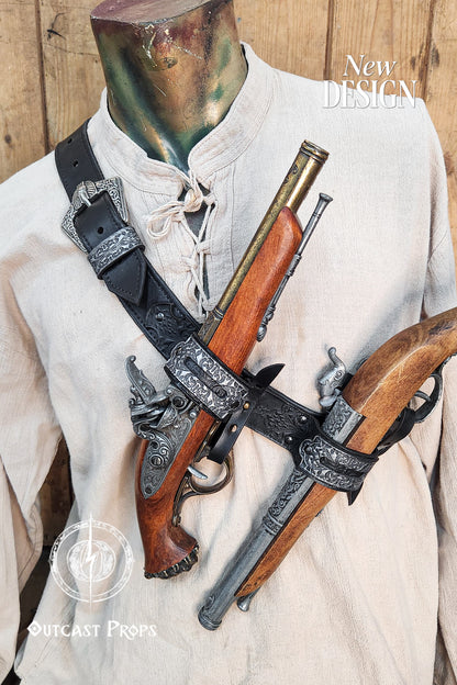 Three-quarter frontal view of a mannequin wearing the Edward Kenway pirate baldric in black leather, with two pistols secured in the holsters. The floral embossed strap crosses the chest diagonally, combining rugged function and stylish design. Inspired by legendary pirate captains from Assassin’s Creed and Black Sails, this accessory is made for LARP, historical reenactments and immersive cosplay.