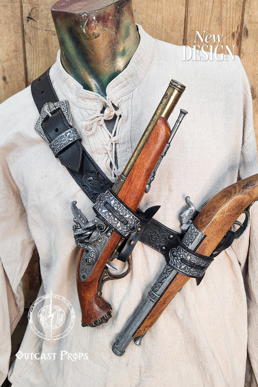 Three-quarter frontal view of a mannequin wearing the Edward Kenway pirate baldric in black leather, with two pistols secured in the holsters. The floral embossed strap crosses the chest diagonally, combining rugged function and stylish design. Inspired by legendary pirate captains from Assassin’s Creed and Black Sails, this accessory is made for LARP, historical reenactments and immersive cosplay.