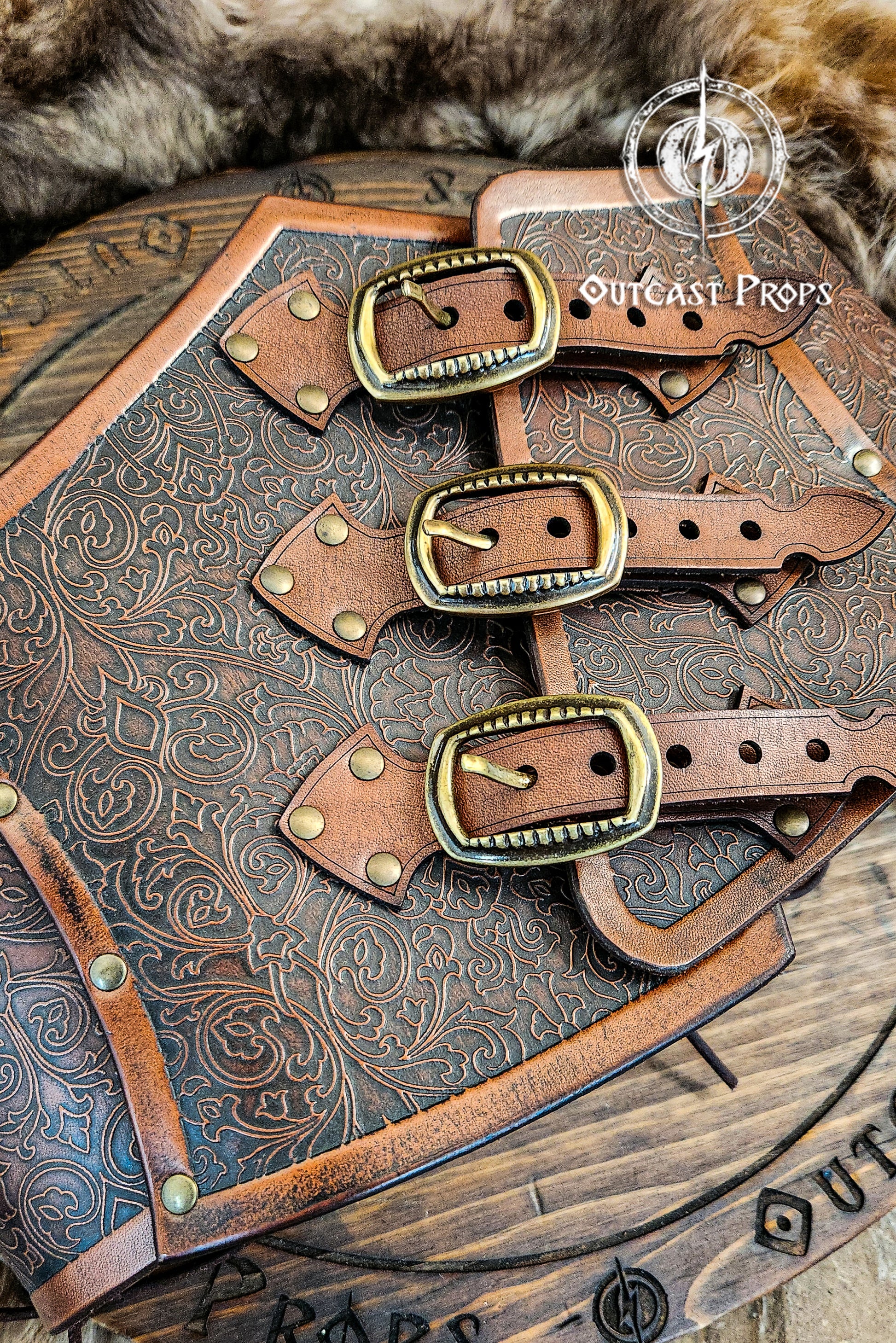 Leather underbust with embossed design and gold buckles on a wooden background. Leather Corset. Elegant underbust por cosplay and larp. Pirate corset. Pirate underbust. 