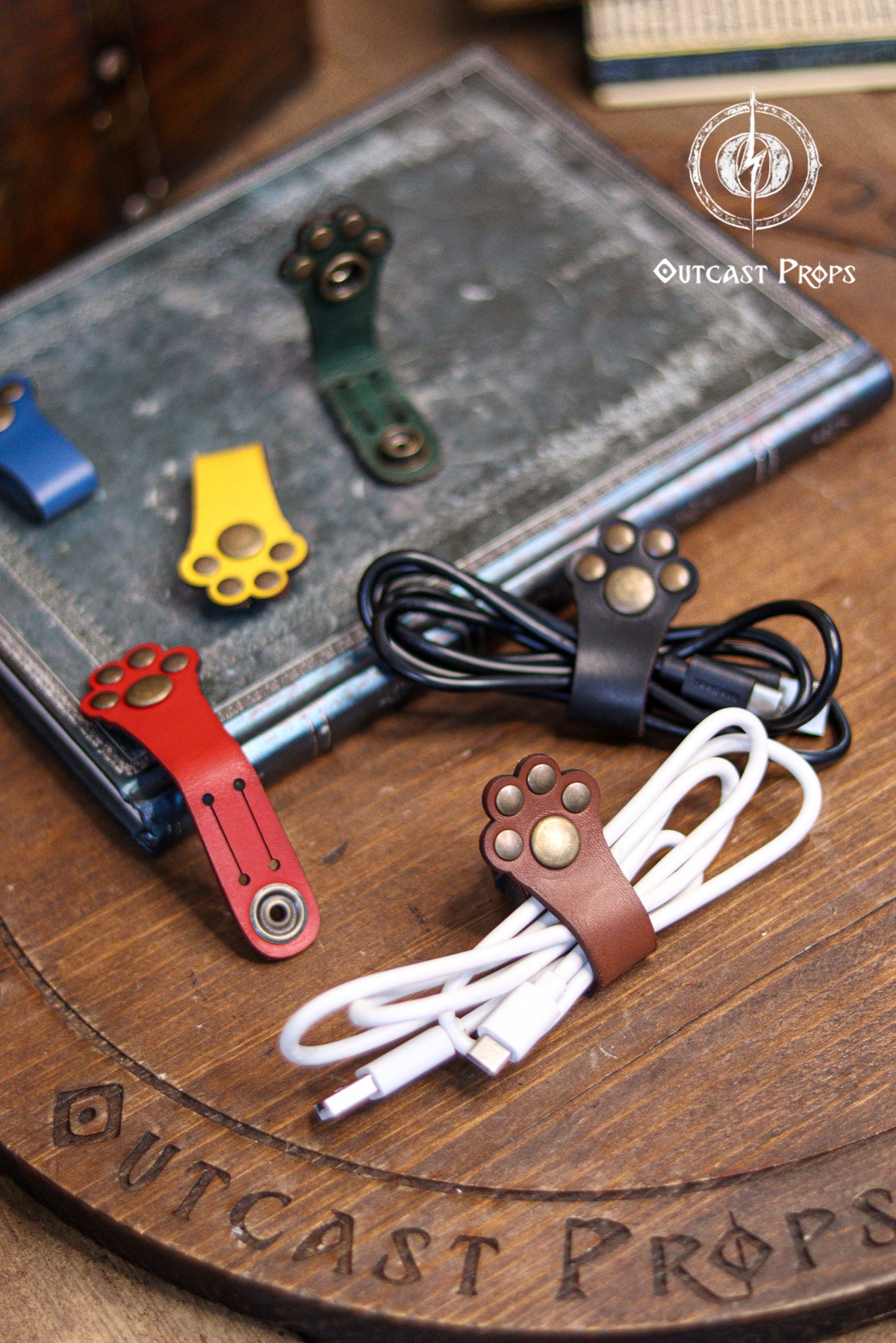 Paw cable organizer
