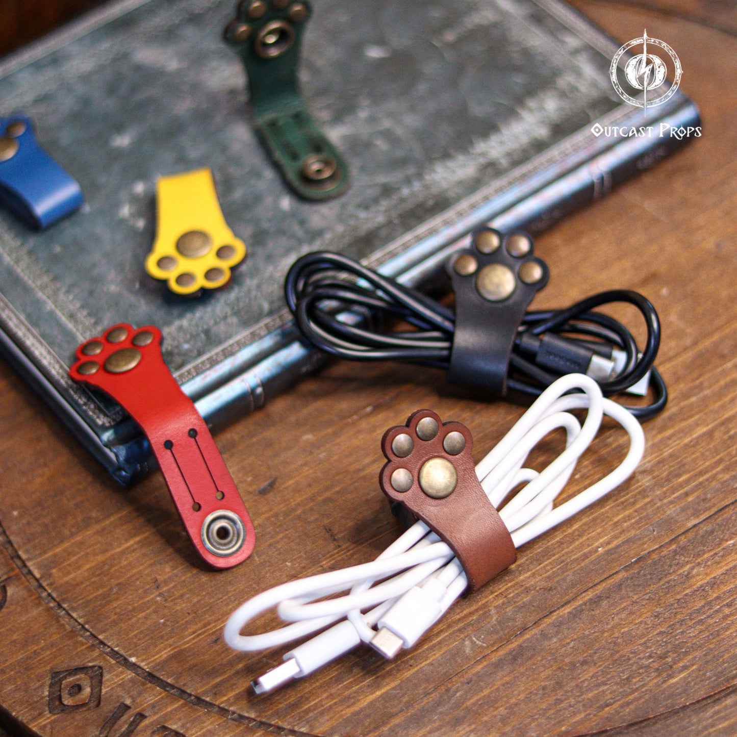 Paw cable organizer