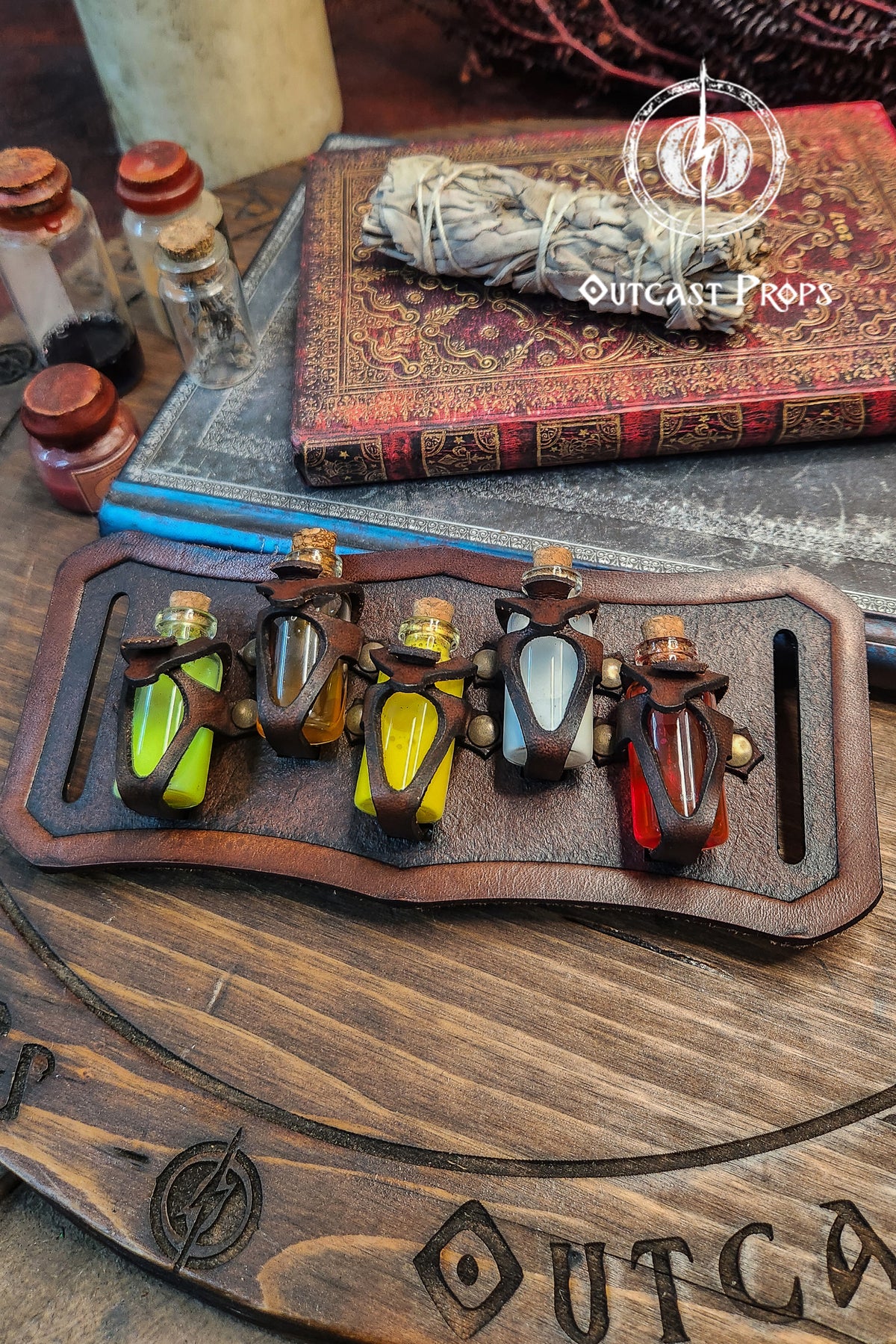 Belt Potion holder for 5 small bottles. Made of leather for adventurers, steampunk, alchemist, healers, cosplay or just to keep spices