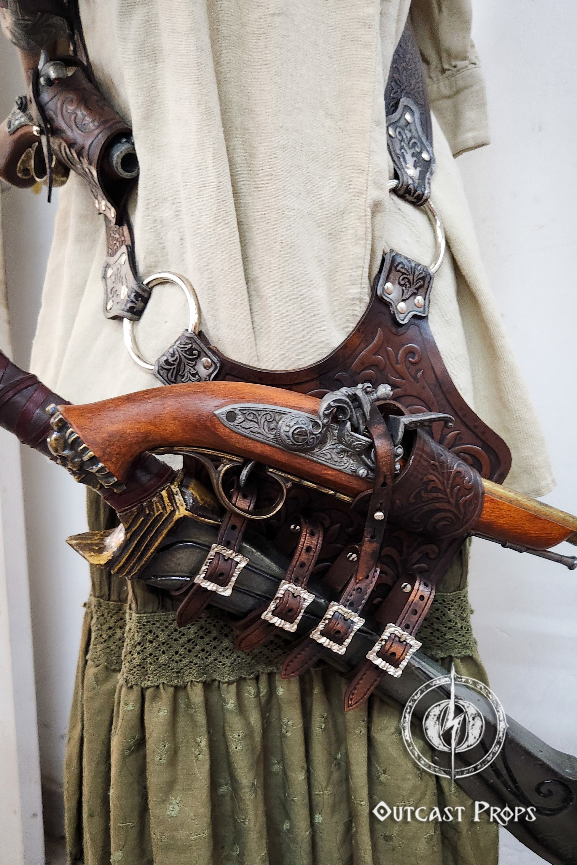 Pirate baldric for 4 flintlock pistols and a sword, inspired by Blackbeard, Anne Bonny, Captain Kidd and Pirates of the Caribbean. Ideal for LARP, Renfaire, renaissance fair, Pirate Weekend, cosplay, Halloween and Black Sails. Silver-engraved leather, handmade with vegetable-tanned leather. Premium pirate shoulder belt for Jack Sparrow costume, historical reenactment and fantasy events. High quality pirate accessory for themed outfits and photoshoots.