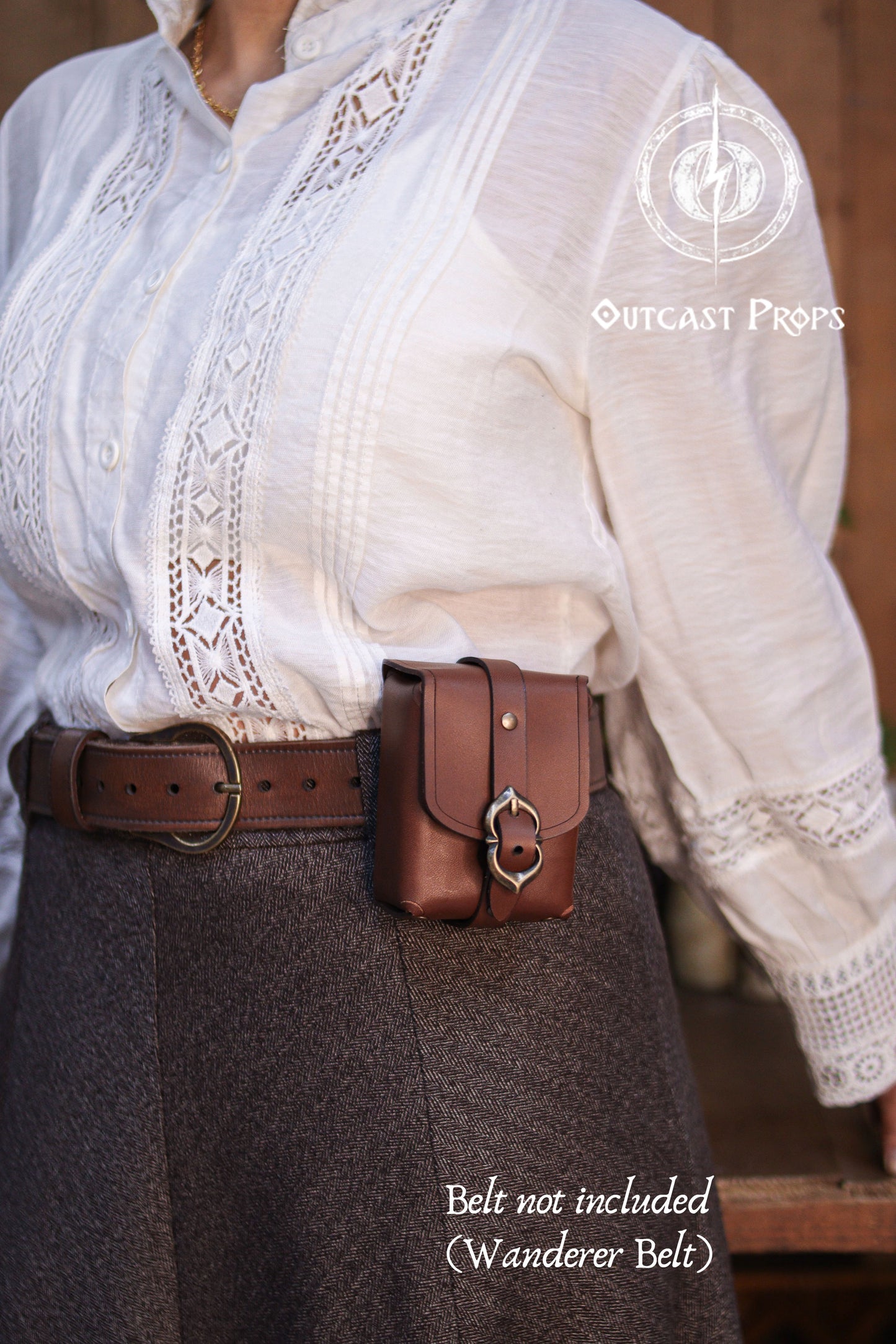 Brown leather belt pouch worn on the waist, attached to a belt, showing its compact size and clean medieval design. Handmade from vegetable tanned leather with hand dyed finish and brass hardware. This pouch is suitable as a deck bag for Magic The Gathering, Pokémon TCG, and Arkham Horror cards, while remaining discreet and practical for daily wear. Designed to be worn alone or combined with other leather pouches from the same collection. Ideal for LARP, Renaissance Fair outfits, steampunk fashion, cosplay,