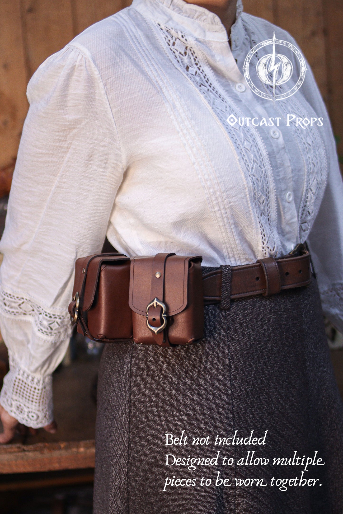 Side view of a handcrafted leather belt pouch worn at the waist, highlighting its curved shape, reinforced seams, and solid brass buckle. Made from premium vegetable tanned leather, this medieval pouch functions as a compact deck holder for Magic The Gathering, Pokémon, and Arkham Horror cards. Its belt mounted design allows hands free use during games, events, or conventions. Also suitable for coins, dice, lighters, keys, or tobacco. Designed to be worn together with other matching leather belt pouches fro