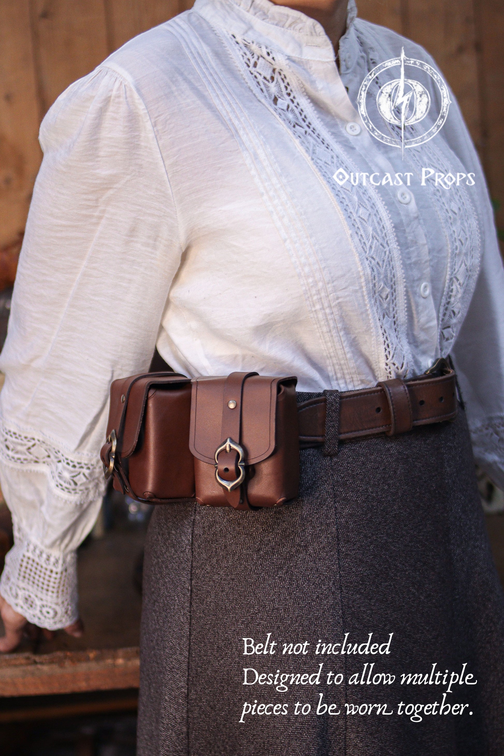 Side view of a handcrafted leather belt pouch worn at the waist, highlighting its curved shape, reinforced seams, and solid brass buckle. Made from premium vegetable tanned leather, this medieval pouch functions as a compact deck holder for Magic The Gathering, Pokémon, and Arkham Horror cards. Its belt mounted design allows hands free use during games, events, or conventions. Also suitable for coins, dice, lighters, keys, or tobacco. Designed to be worn together with other matching leather belt pouches fro