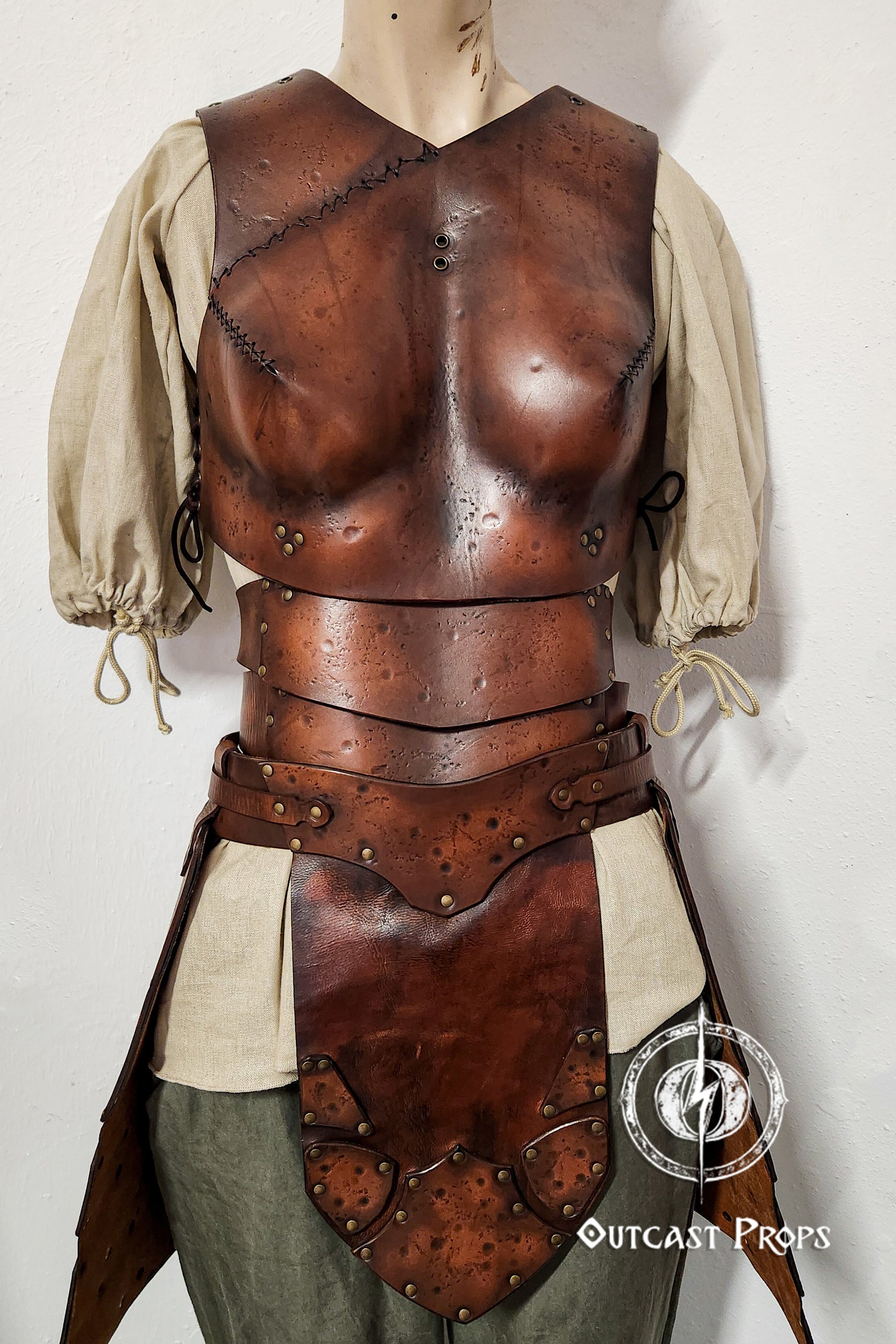 Front view of female leather armor breastplate on a mannequin. Ideal for cosplay or LARP, this handcrafted full-grain leather piece combines durability with flexibility. Its aged finish and smooth silhouette make it perfect for viking, ranger or rogue costumes.