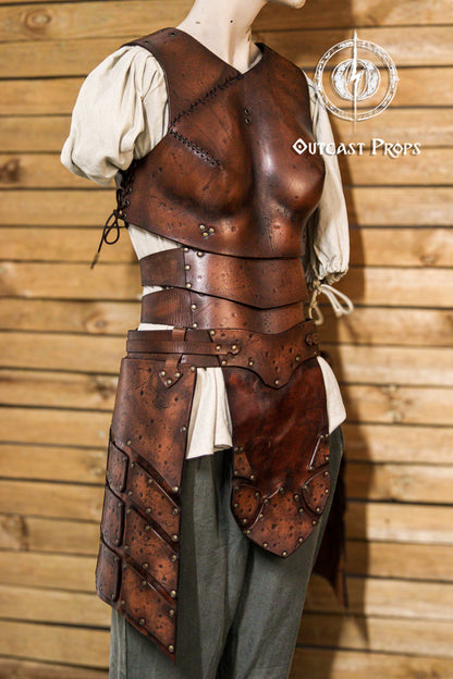 Angled view of women’s LARP armor set in brown leather, showing layered design and side belt details. The fitted chestplate and articulated tassets offer comfort and agility, perfect for cosplay, fantasy events, and medieval warrior characters.