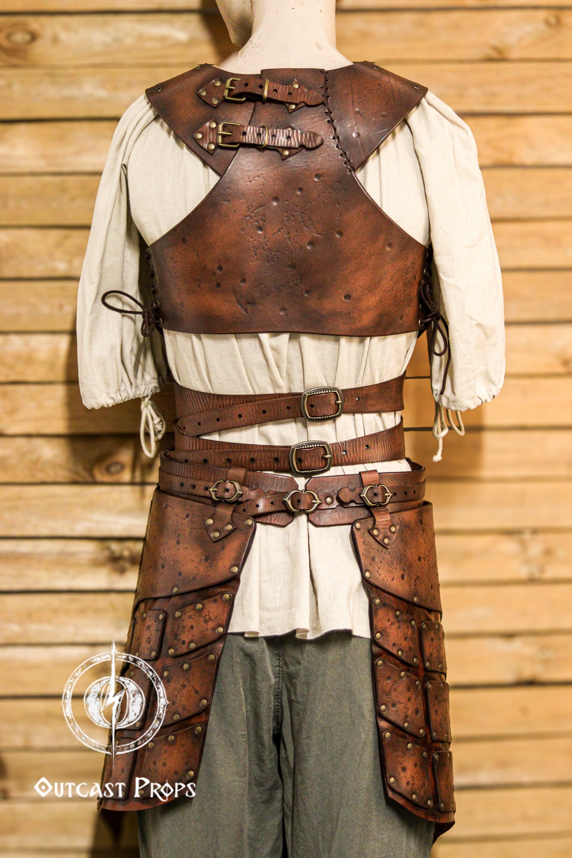 Back view of women’s leather armor set with double shoulder straps and layered tassets. Ideal for LARP or fantasy cosplay, this handcrafted piece offers comfort and realism with aged textures and precise stitching, enhancing medieval or viking outfits.
