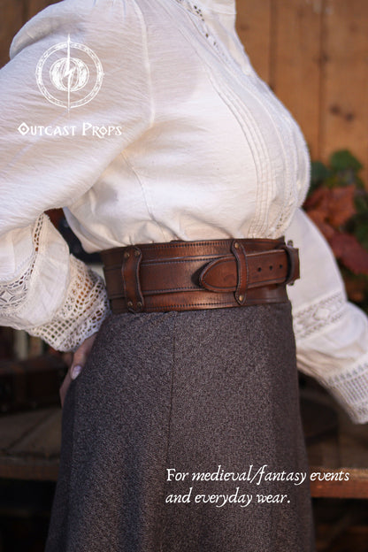 Side view of the Handcrafted Leather Wanderer Belt highlighting the overlapping modular panels of the wide structure over the inner strap. The vegetable-tanned leather shows natural texture, rich brown tones, riveted attachments, and polished edges. This adaptable leather belt can be worn with or without the wide frame, ideal for fantasy characters, medieval costumes, LARP events, Renaissance fairs, and durable everyday use.