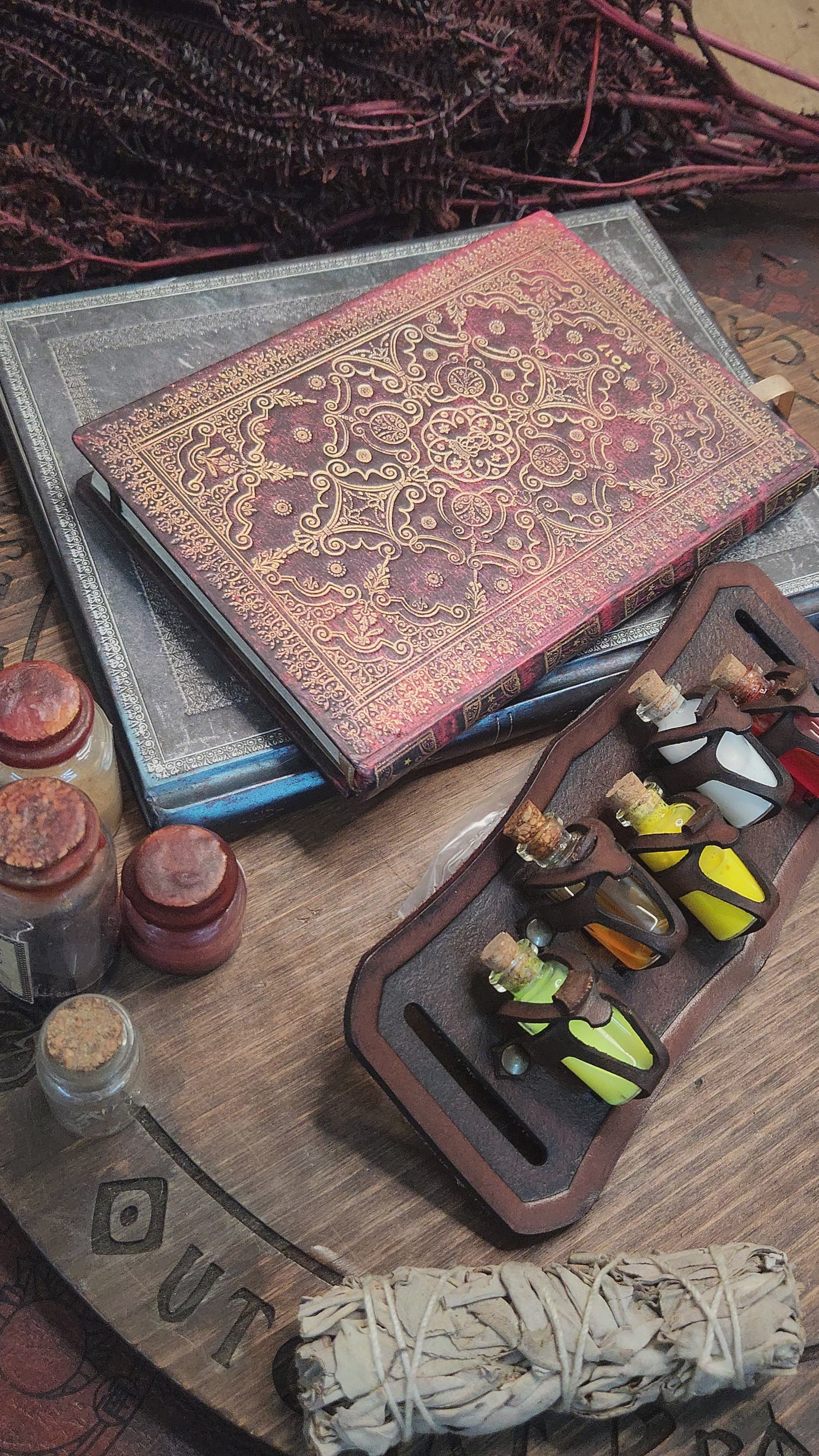 Belt Potion holder for 5 small bottles. Made of leather for adventurers, steampunk, alchemist, healers, cosplay or just to keep spices