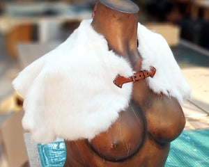 White Viking fur mantle shown on a bust form. The cape is made of light-colored natural fur and fastened with a brown leather clasp. Ideal for winter-themed fantasy characters, LARP druids, elven queens, or Nordic-inspired princesses. A soft, handmade accessory for Renaissance fairs, snowy costume settings or cosplay inspired by Game of Thrones or Norse myths. Light but cozy for cold scenes.